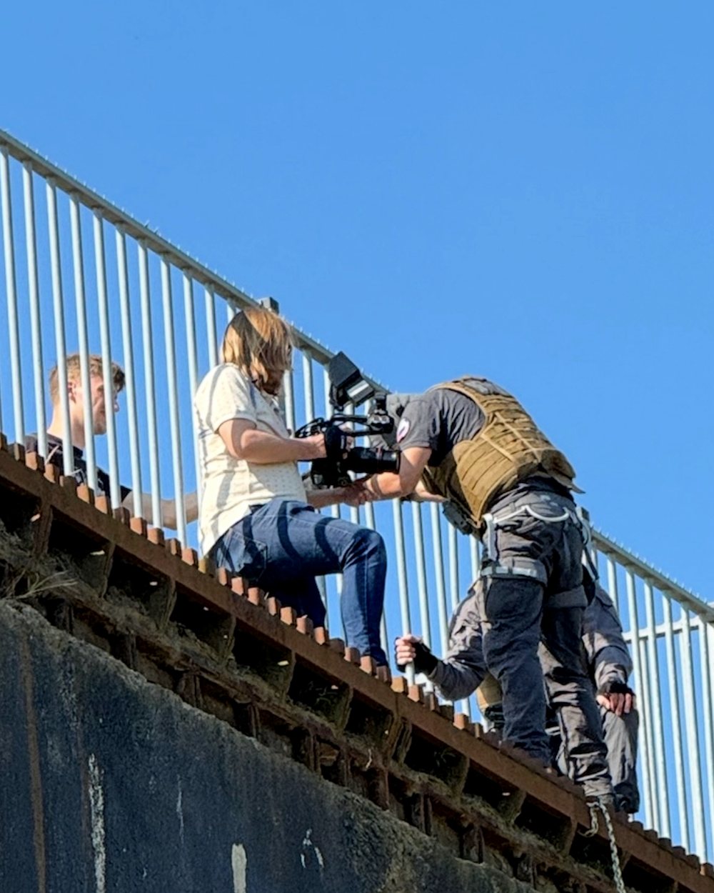 Instructeur demonstreert een specialistisch veiligheidsscenario bij een brug